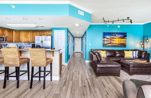 Gulf Shores Condo | 2 KING SUITES, 28' WALL OF WINDOWS, BEACH VIEWS & AMAZING 5-STAR REVIEWS