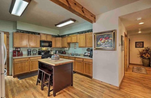 Williams House | 2 Kings/1 Queen/1 Full Beds