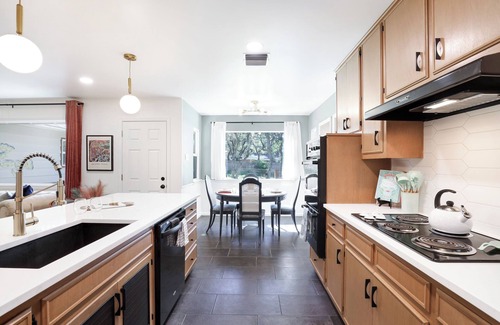 Wetmore House | 2 Kings~1 Queen w/Big Backyard+Fire Pit/n10 min's to Med Center/Airport/6 Flags