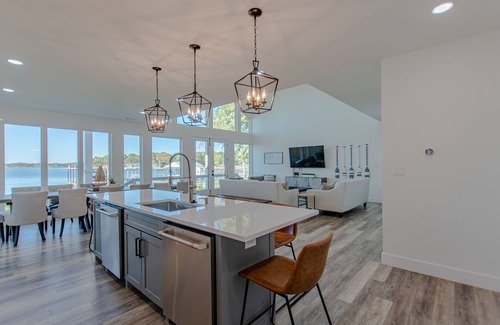 Carolyn Estates House | 2 Large lakehouses -Both can be rented for large groups