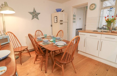 Brading Cottage | 2 LINDEN TERRACE, pet friendly, character holiday cottage in Brading