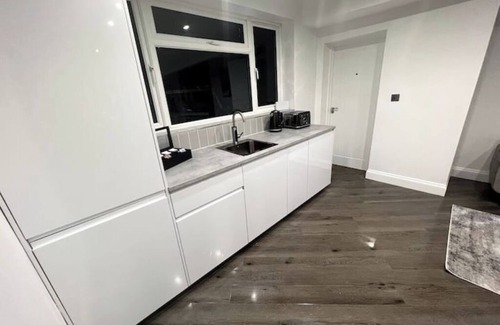Mayesbrook Apartment | 2 Massive Luxury Garden Studios with Gym Access
