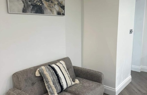 Mayesbrook Apartment | 2 Massive Luxury Garden Studios with Gym Access