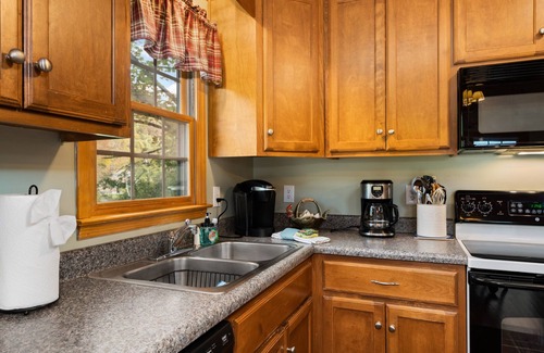 Valley Creek Run Cabin | 2 Master Suites - Clean - Cozy - WiFi - Elk - Covered Porch - ezAccess - 5 Stars