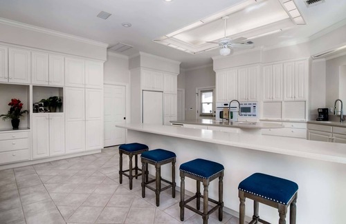 Lakeway House | 2 Master Suites, Private Pool with Hot Tub, Wrap-around Porch, Sun Room, Outdoor Kitchen