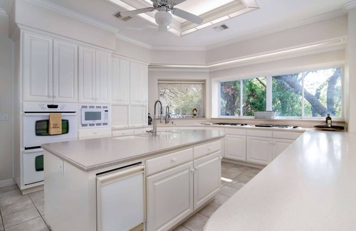 Lakeway House | 2 Master Suites, Private Pool with Hot Tub, Wrap-around Porch, Sun Room, Outdoor Kitchen