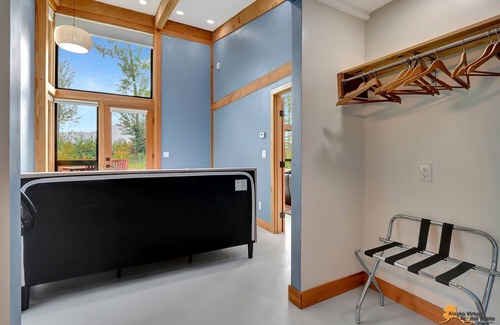 Gateway Ski Chalet | 2 Master Suites-The Mountain View Chalet @ Abby's Place