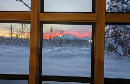 Gateway Ski Chalet | 2 Master Suites-The Mountain View Chalet @ Abby's Place