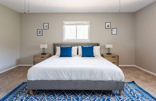 Hidden Creek House | 2 Masters, 3 KING beds, 6 Rooms, Perfect Location.