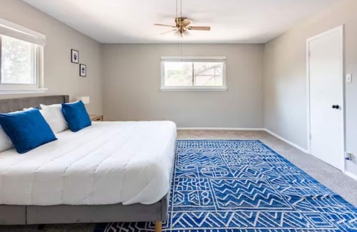 Hidden Creek House | 2 Masters, 3 KING beds, 6 Rooms, Perfect Location.