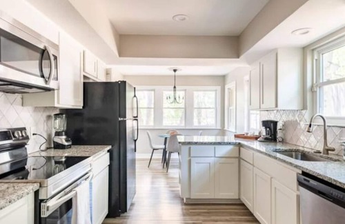 Hidden Creek House | 2 Masters, 3 KING beds, 6 Rooms, Perfect Location.