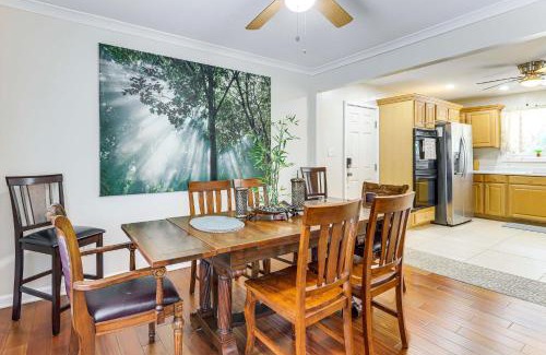 College Park House | 2 Mi to Airport College Park Home with Grill!