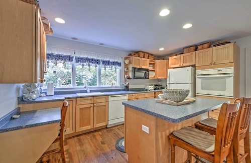 Buzzards Bay Apartment | 2 Mi to Beach: Nautical Retreat in Bourne!