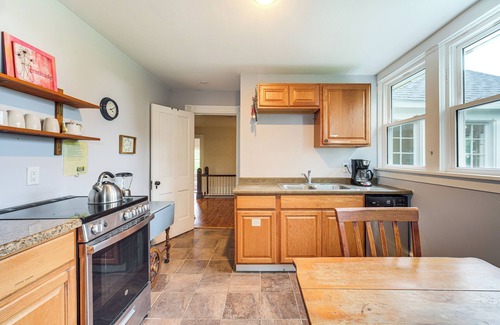 Chardon House | 2 Mi to Chardon Square: Spacious Farmhouse