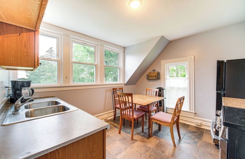 Chardon House | 2 Mi to Chardon Square: Spacious Farmhouse