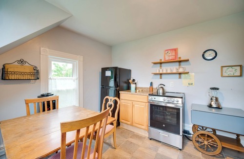 Chardon House | 2 Mi to Chardon Square: Spacious Farmhouse