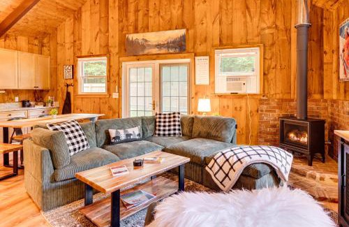 Conway House | 2 Mi to Conway Cozy Cabin with Grill and Yard!