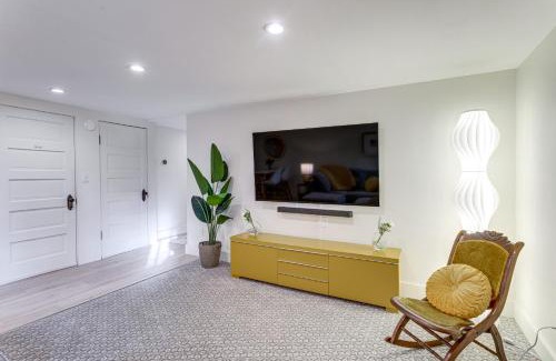 City Park Apartment | 2 Mi to Downtown Denver Stylish Gem with Fireplace!