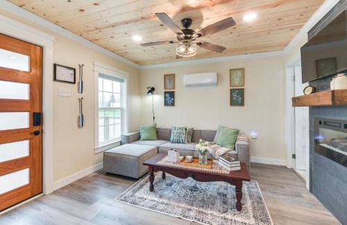 East Riverside Apartment | 2 Mi to Dtwn Chic Waco Studio with Fire Pit!