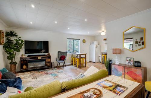 Prescott House | 2 Mi to Dtwn Prescott Cabin with Furnished Deck!