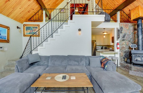 Prescott Cabin | < 2 Mi to Dtwn: Prescott Cabin w/Furnished Deck