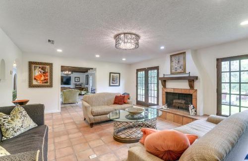 Bailey's Prairie House | 2 Mi to Dtwn Spacious Angleton Home with Courtyard!