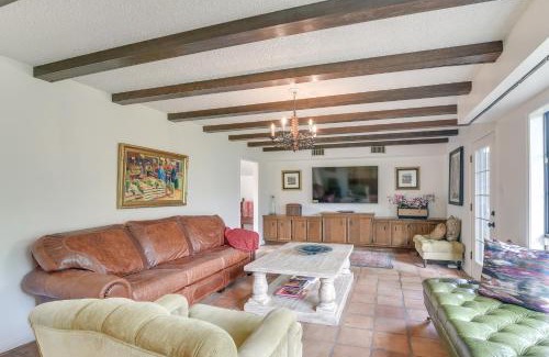 Bailey's Prairie House | 2 Mi to Dtwn Spacious Angleton Home with Courtyard!