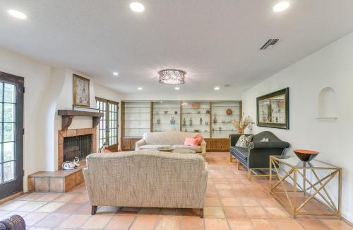 Bailey's Prairie House | 2 Mi to Dtwn Spacious Angleton Home with Courtyard!