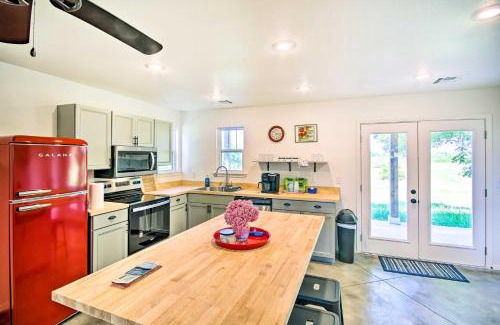 Grove House | 2 Mi to Marinas and Grove Cozy Cabin with Grill