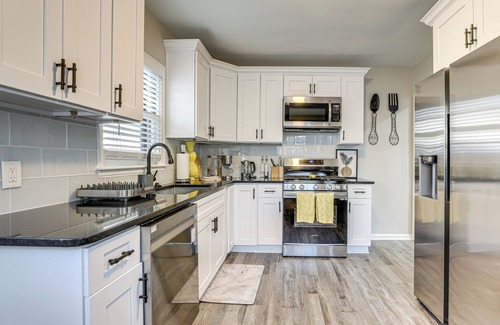 Piedmont Heights Apartment | 2 Mi to Midtown: Chic Apartment in Atlanta!