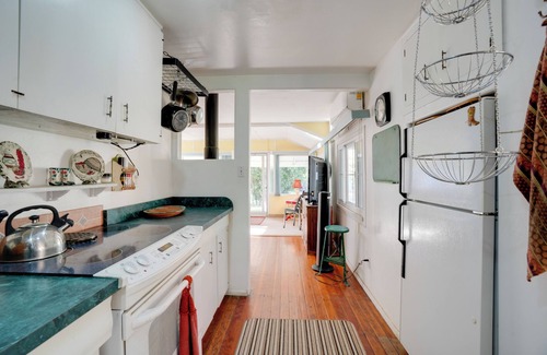 Yarnell House | 2 Mi to Mtn Biking Trails: Cozy Cottage w/Sunroom