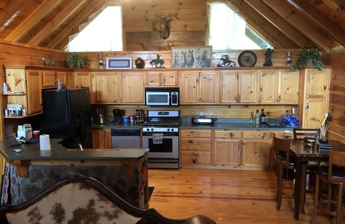 Murphy Cabin | 2 mi To Murphy center. 5 minutes to Casino . 10 minutes to Medical Center.