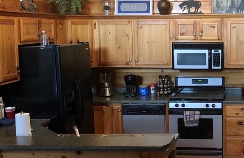 Murphy Cabin | 2 mi To Murphy center. 5 minutes to Casino . 10 minutes to Medical Center.