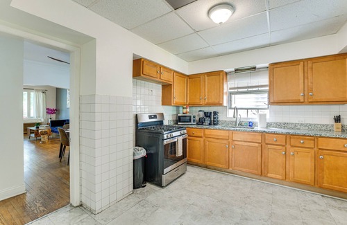 South Chicago Apartment | 2 Mi to Rainbow Beach Park: South Side Charmer!