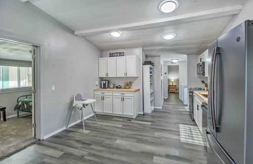 Pinetop-Lakeside Cottage | 2 Mi to Rainbow Lake: Woodsy Retreat w/Deck!
