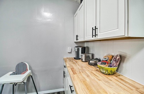 Pinetop-Lakeside Cottage | 2 Mi to Rainbow Lake: Woodsy Retreat w/Deck!