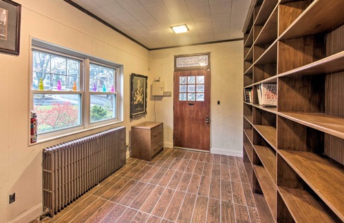 Reading House | 2 Mi to Reading Pagoda: Spacious Home w/Deck!