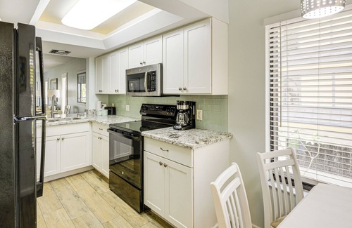 Marathon Condo | 2 Mi to Sombrero Beach: Condo w/Pool & Hot Tub