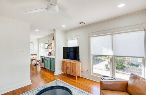 Tyler Apartment | 2 Mi to Tyler Rose Garden: Vibrant Apartment!