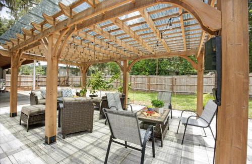 Gainesville House | 2 Miles to UF & DT - Pergola Fire Pit Game Room