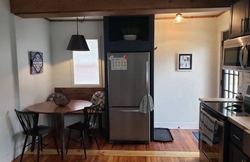 Lincoln House | 2 min from downtown Lincoln-Attractive & Cozy. Firepit & popcorn machine.