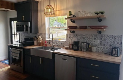 Lincoln House | 2 min from downtown Lincoln-Attractive & Cozy. Firepit & popcorn machine.