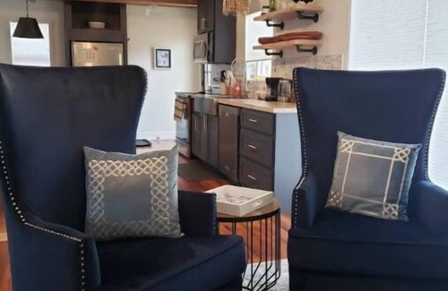 Lincoln House | 2 min from downtown Lincoln-Attractive & Cozy. Firepit & popcorn machine.