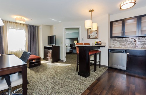 Grand Forks Condo | 2 Min from University of North Dakota. Free Breakfast. Indoor Pool & Hot Tub.