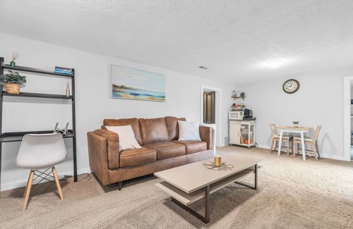 Rosemount House | 2 min to AUD | Private Getaway w/Firepit