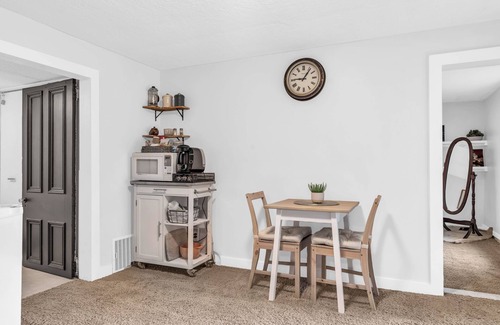 Rosemount House | 2 min to AUD | Private Getaway w/Firepit