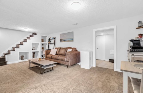Rosemount House | 2 min to AUD | Private Getaway w/Firepit