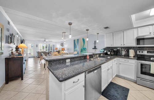 South Padre Island Condo | 2 MIN WALK 2 THE BEACH 5 BEDS GREAT LOCATION POOL HOT TUB