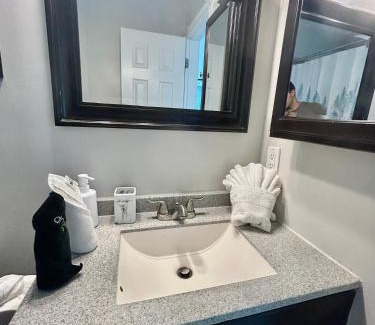 Lauderdale-by-the-Sea Apartment | 2 min walk to beach & free parking Lauderdale 21-1
