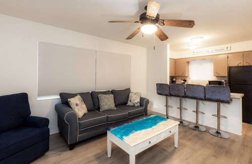 North Beach House | 2 min walk to Hollywood Beach w/King Bed-Pk incl